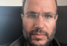 Νεκρός ο Παλαιστίνιος ποιητής Ρεφαάτ Αλαρίρ- Σε βομβαρδισμό στη Λωρίδα της Γάζας	