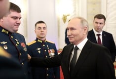 Ο Βλαντιμίρ Πούτιν με στρατιώτες