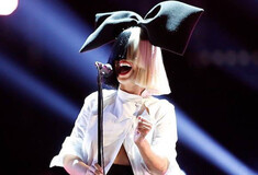 Sia: «Θέλω να είμαι ειλικρινής μαζί σας, πήγα για λιποαναρρόφηση»