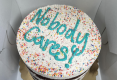 Πήρε στον σύζυγό της τούρτα που έλεγε «κανείς δεν ενδιαφέρεται» και έγινε viral