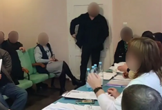 Ουκρανία: Πέταξε χειροβομβίδες και τραυμάτισε 26 ανθρώπους σε δημοτικό συμβούλιο