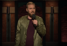 Κένι ΝτεΦόρεστ: Πέθανε στα 37 του ο κωμικός- Έπεσε με ηλεκτρικό ποδήλατο