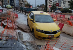 Λεωφόρος Αλεξάνδρας: Υποχώρησε ο δρόμος, βούλιαξε ταξί