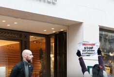 Η PETA έριξε αμπούλα βρώμας μέσα στην μπουτίκ του οίκου Hermès στο Παρίσι