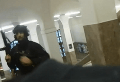 Πυροβολισμοί στην Πράγα: Βίντεο από κάμερα σώματος δείχνει την αστυνομία να κυνηγάει τον δράστη