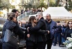 Βασίλης Καρράς: Χιλιάδες κόσμου στο λαϊκό προσκύνημα 