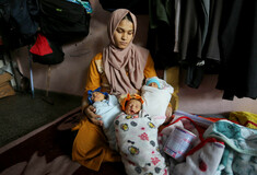 Γάζα: Νεαρή Παλαιστίνια γέννησε τετράδυμα εν μέσω του πολέμου - Το ένα ζυγίζει μόλις ένα κιλό