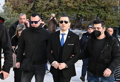 Ο Κασιδιάρης ορκίστηκε μόνος του- Με χειροπέδες, συνοδεία αστυνομικών στο δημαρχείο