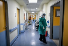 Η έξαρση του κορωνοϊού έφερε πολύωρες αναμονές στα επείγοντα των νοσοκομείων