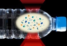 Έρευνα: Το εμφιαλωμένο νερό μπορεί να περιέχει χιλιάδες μικροσκοπικά κομμάτια πλαστικού