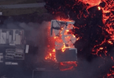 Έκρηξη ηφαιστείου στην Ισλανδία: Η στιγμή που η λάβα καίει τα σπίτια