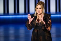 Η Τζένιφερ Κούλιτζ παρέλαβε το Emmy της και ευχαρίστησε «όλους του κακούς γκέι»
