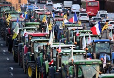 Εξαπλώνονται σε όλη την ΕΕ τα μπλόκα των αγροτών- Έκτακτη Σύνοδος Κορυφής αύριο 