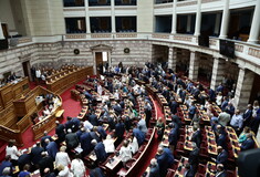 Βουλή: Σήμερα ψηφίζεται το νομοσχέδιο για την οπαδική βία και η τροπολογία για το αγροτικό ρεύμα