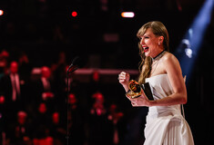 Grammy 2024: Η Τέιλορ Σουίφτ έγραψε ιστορία με το βραβείο καλύτερου άλμπουμ