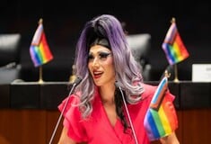 Η drag queen Amanda από το Μεξικό γράφει ιστορία με τη δική της ειδησεογραφική εκπομπή