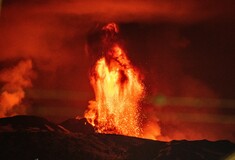 Ισλανδία: Εξερράγη ξανά το ηφαίστειο στο Ρεϊκιάνες