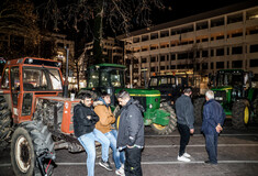 Μπλόκα στο κέντρο της Λάρισας και της Καρδίτσας – Οι αγρότες θα διανυκτερεύσουν στις πλατείες