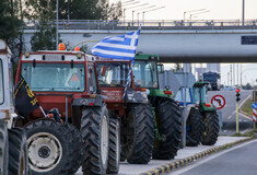 Αγρότες απέκλεισαν το κτήριο της περιφέρειας Δυτικής Μακεδονίας- Και το τελωνείο Καστοριάς