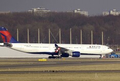 Αναστάτωση σε πτήση της Delta: Αεροσκάφος επέστρεψε στο Άμστερνταμ όταν έπεσαν σκουλήκια πάνω στους επιβάτες