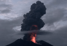 Έκρηξη ηφαιστείου στην Ιαπωνία- Βράχοι και τέφρα εκτοξεύτηκαν σε ύψος 5 χιλιομέτρων