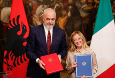 Ιταλία: Ενέκρινε οριστικά την συμφωνία με την Αλβανία για δημιουργία δυο κλειστών κέντρων μεταναστών
