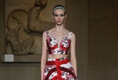 Σκληρή απάντηση Μενδώνη για την επίδειξη μόδας στην αίθουσα των Γλυπτών του Παρθενώνα