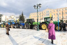 Στο Σύνταγμα έφτασαν οι αγρότες με τα τρακτέρ τους