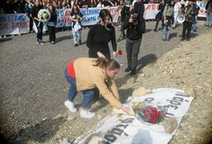 «Δε θα σας ξεχάσουμε»: Πλήθος φοιτητών στον τόπο της τραγωδίας στα Τέμπη