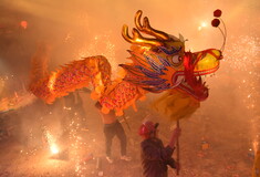 Το Φεστιβάλ Φαναριών σε χώρες τις Ασίας καλωσόρισε τη Χρονιά του Δράκου
