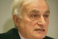 Μανώλης Μαυρομμάτης: Σταμάτησε η διαδικασία αφύπνισης του - Ξανά σε μηχανική υποστήριξη 