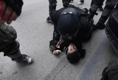 Η στιγμή που αστυνομικός χτυπά τον νεαρό Παναγιώτη στον δρόμο στο συλλαλητήριο για τα Τέμπη