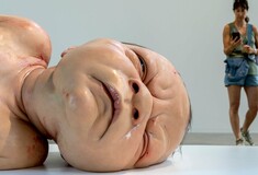 Ron Mueck: Ο γλύπτης της υπερβολής και της μεγέθυνσης των αισθημάτων