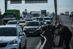 Σύγκρουση δύο φορτηγών και ΙΧ αυτοκινήτου στη λεωφόρο Κηφισού– Στο νοσοκομείο δύο παιδιά