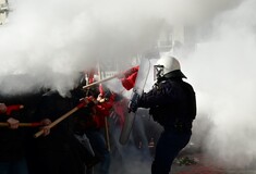 Επεισόδια στο Σύνταγμα: Ρεπόρτερ μεταξύ των τραυματιών του πανεκπαιδευτικού συλλαλητηρίου