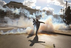 Επεισόδια στο Σύνταγμα: 9 διαδηλωτές και 7 αστυνομικοί τραυματίες - Διατάχθηκε ΕΔΕ για τα βίντεο