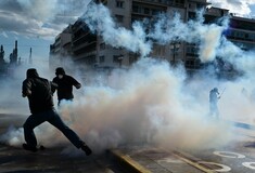 Σύνταγμα: Επεισόδια στο πανεκπαιδευτικό συλλαλητήριο – Οχτώ τραυματίες νοσηλεύονται στο νοσοκομείο