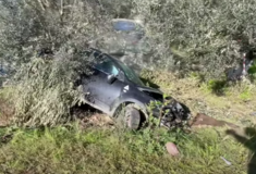 Τροχαίο στην Αμφιλοχία: Αυτοκίνητο εκτρέπεται της πορείας του και παρασύρει ό,τι βρίσκει μπροστά του