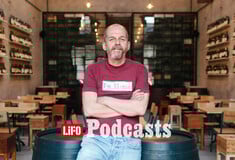 Paleo: Πώς ο Γιάννης Καϋμενάκης κατάφερε να δημιουργήσει ένα πετυχημένο wine bar εκτός πιάτσας, αποφεύγοντας το gentrification