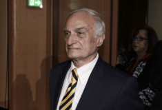 Σε κρίσιμη κατάσταση παραμένει ο Μανώλης Μαυρομμάτης- Εξακολουθεί να δίνει μάχη για τη ζωή του