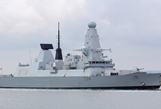 Το BBC πάνω στο «HMS Diamond» καθώς αυτό αντιμετωπίζει επιθέσεις των Χούτι