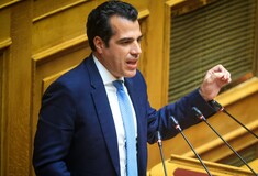 Πλεύρης: «Συμπεριφέρεστε ως συνήγοροι υπεράσπισης του σταθμάρχη και όχι των θυμάτων»