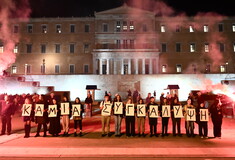 Συγκέντρωση διαμαρτυρίας έξω από τη Βουλή με αίτημα τη δικαιοσύνη για τα θύματα των Τεμπών