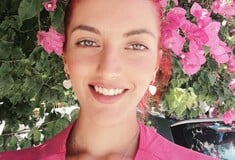 Γυναικοκτονία στους Αγίους Αναργύρους: Θρήνος για την 28χρονη που δολοφονήθηκε έξω από το αστυνομικό τμήμα
