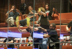 Ισραήλ: Διαδηλωτές που ζητούν απελευθέρωση των ομήρων έριξαν μπογιά στο κοινοβούλιο