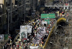 «Θάνατος στο Ισραήλ»: Κηδεία στο Ιράν μετατράπηκε σε μαζική διαδήλωση