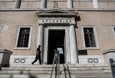 ΣτΕ: Αντισυνταγματικός ο νόμος που απαγορεύει την ενημέρωση όσων παρακολουθούνται