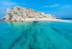 Οι παραλίες χωρίς ξαπλώστρες στους Λειψούς γίνονται αφιέρωμα στον διεθνή Τύπο