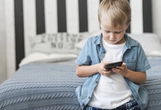 Βρετανία: Ένα στα τέσσερα παιδιά από 5 έως 7 ετών έχει κινητό