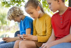 Ειδικοί εισηγούνται στην κυβέρνηση Μακρόν: Μην δίνετε smartphones στα παιδιά κάτω των 13 ετών